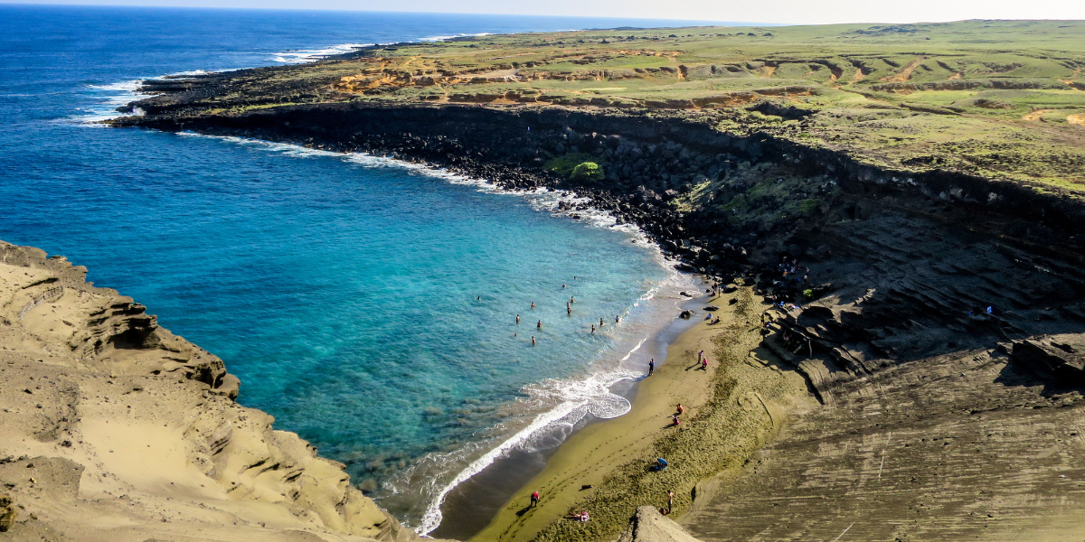 Votre coeur balance entre plage de sable vert...