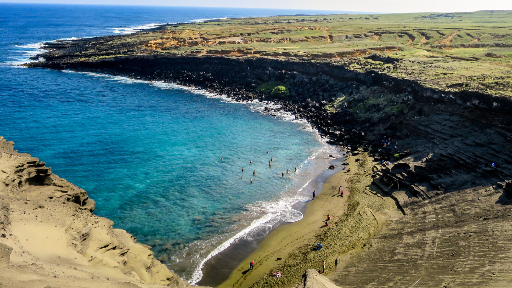Votre coeur balance entre plage de sable vert...