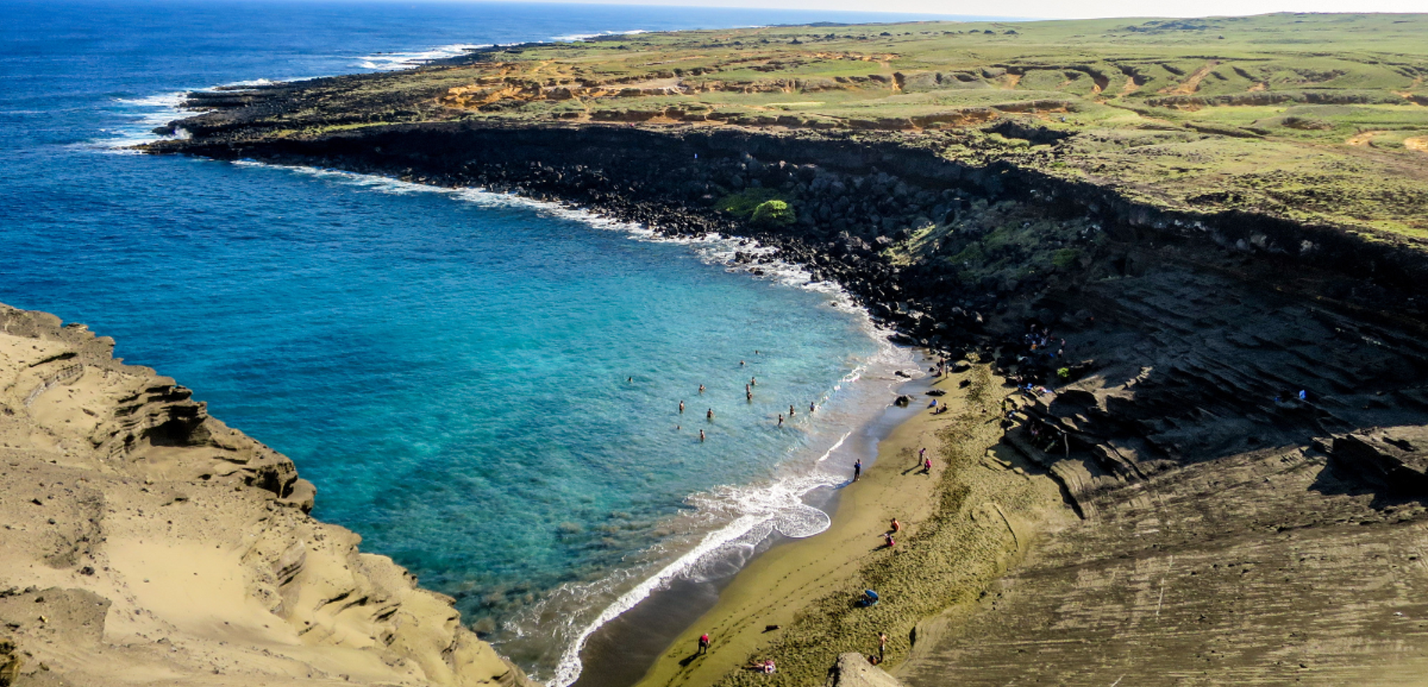 Votre coeur balance entre plage de sable vert...