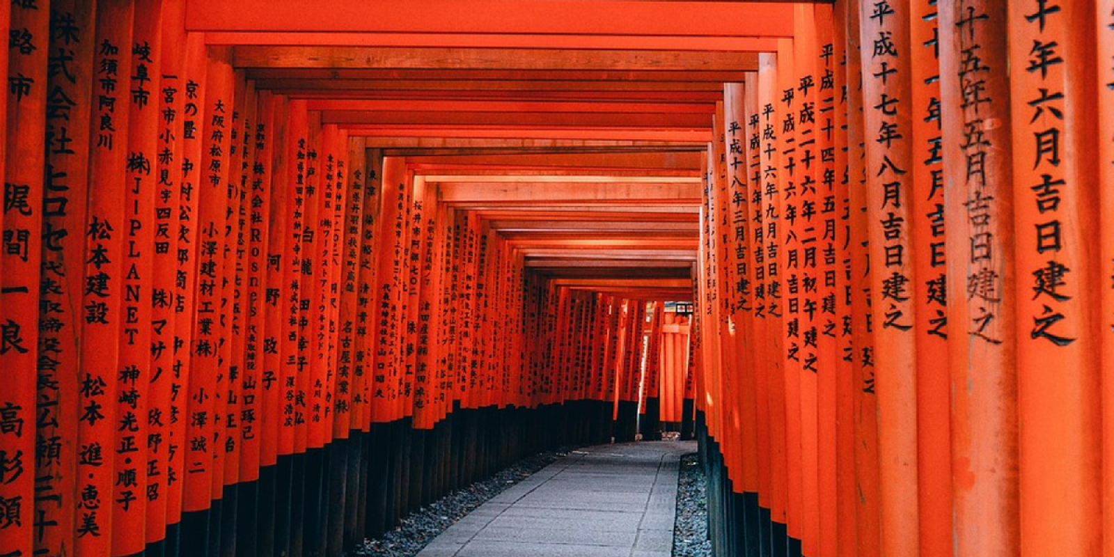 Et à Fushimi Inari Taisha, sanctuaire emblématique aux 1000 toriis