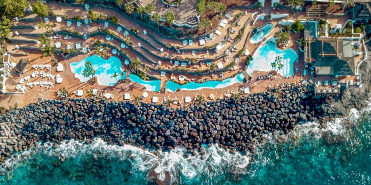 Votre resort vu du ciel, au bord de l'océan