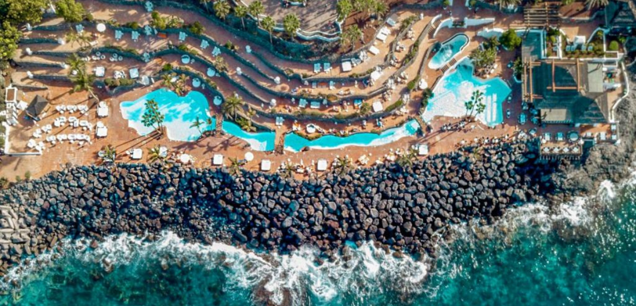 Votre resort vu du ciel, au bord de l'océan
