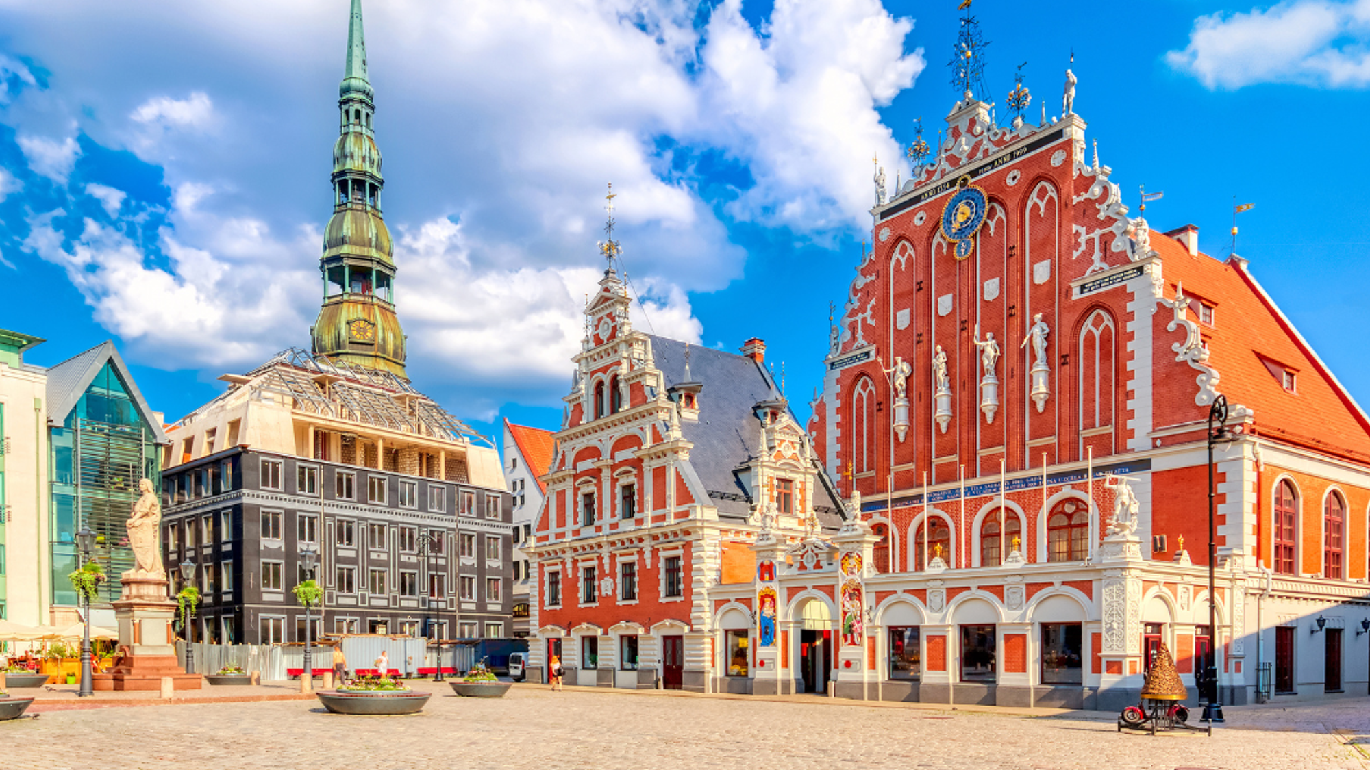 La place centrale et la Maison des Têtes noires