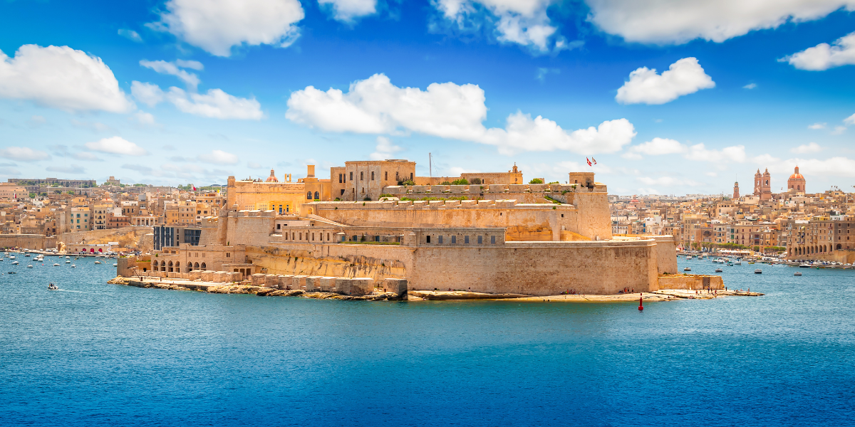 Et prenez le large lors d'une croisière pour admirer les célèbres ports de l'île : le Grand Harbour  