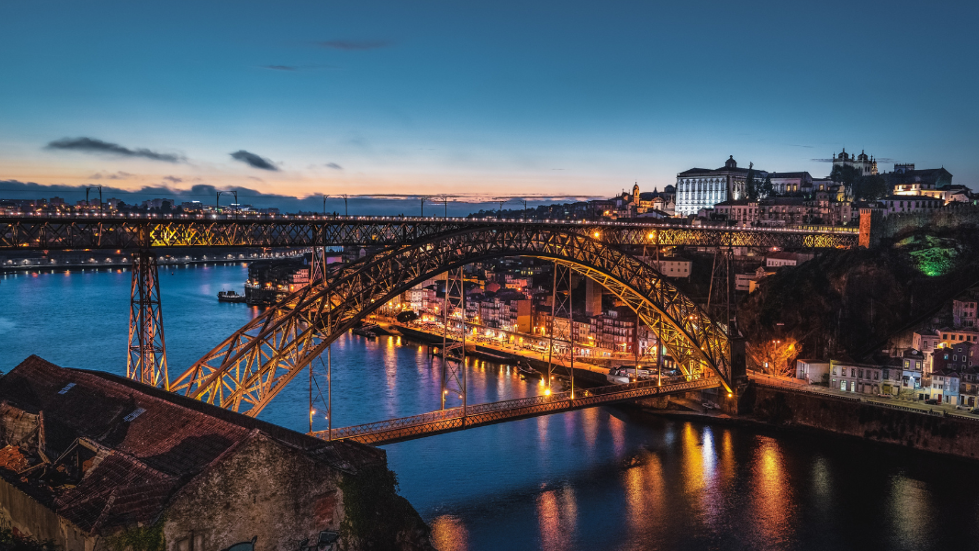 La ville de Porto à la nuit tombée