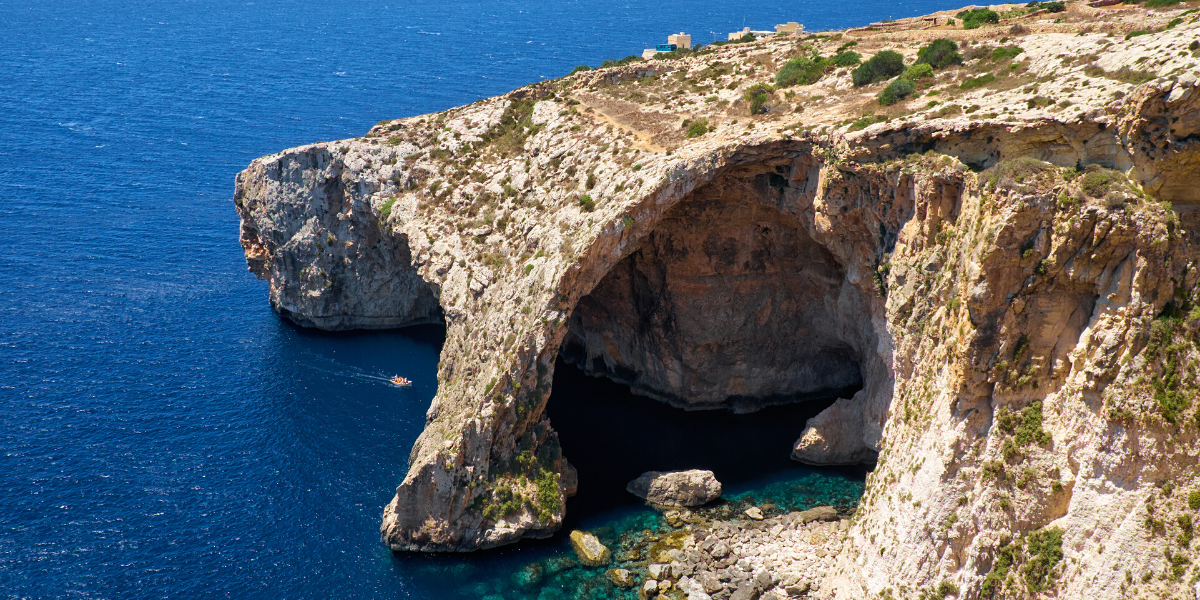 Admirez la superbe Grotte Bleue