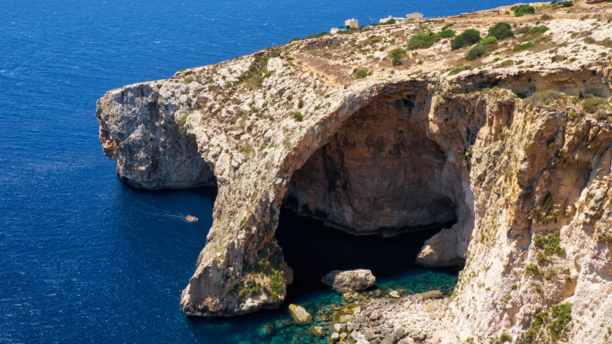 Admirez la superbe Grotte Bleue
