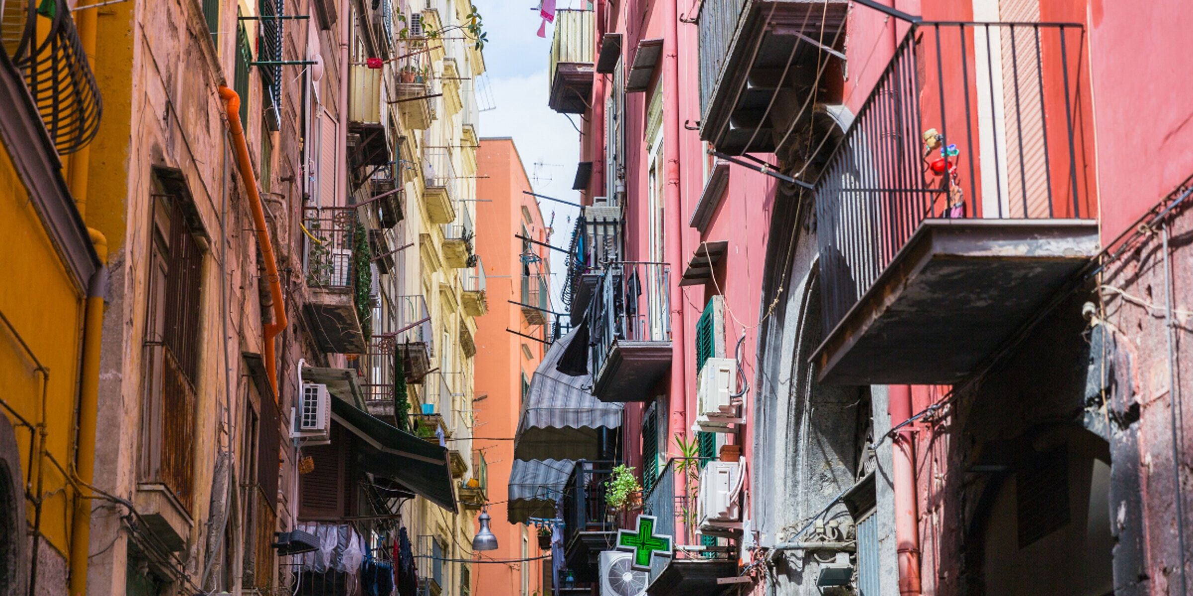 Flânez dans les ruelles étroites et colorées des villes italiennes 