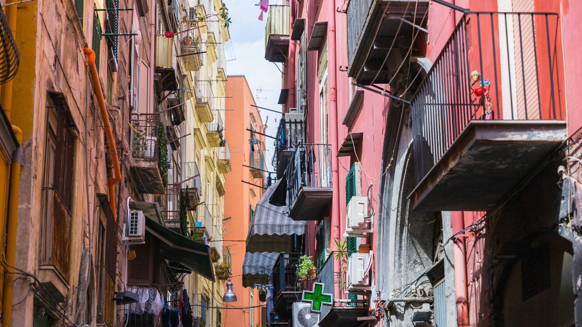 Flânez dans les ruelles étroites et colorées des villes italiennes