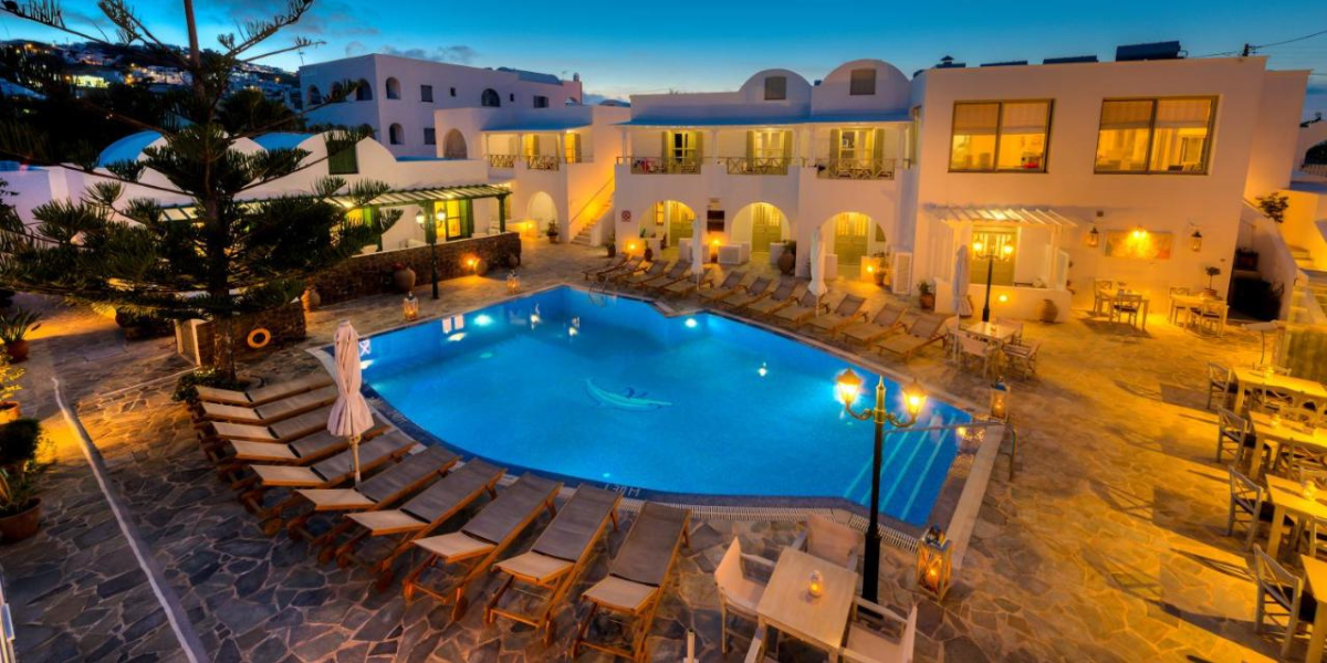 Avec une belle piscine où vous détendre 