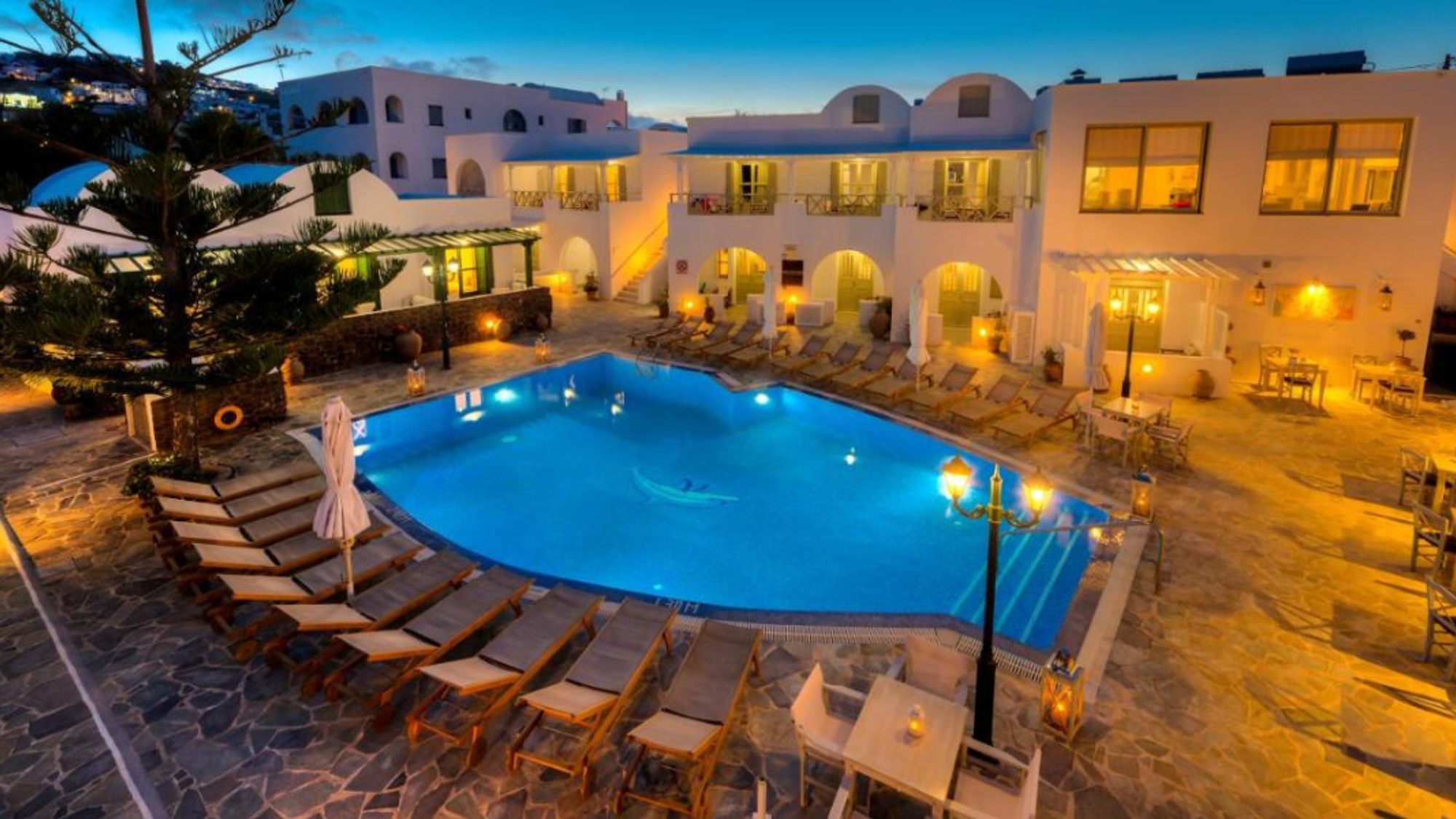 Avec une belle piscine où vous détendre