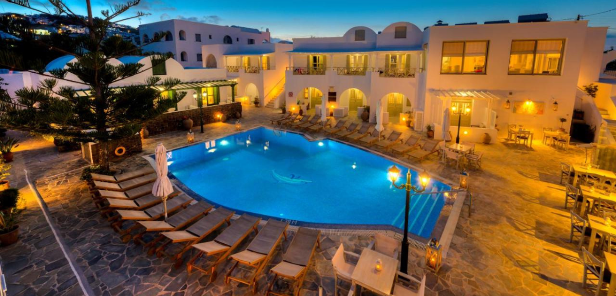 Avec une belle piscine où vous détendre