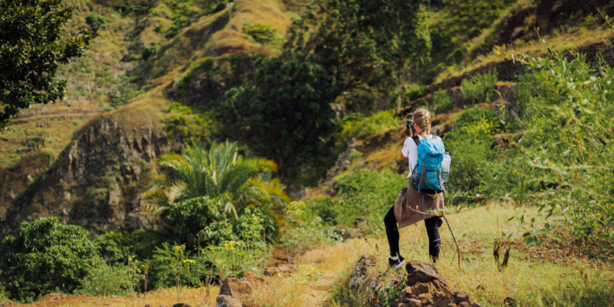 Entres cultures et roches abruptes