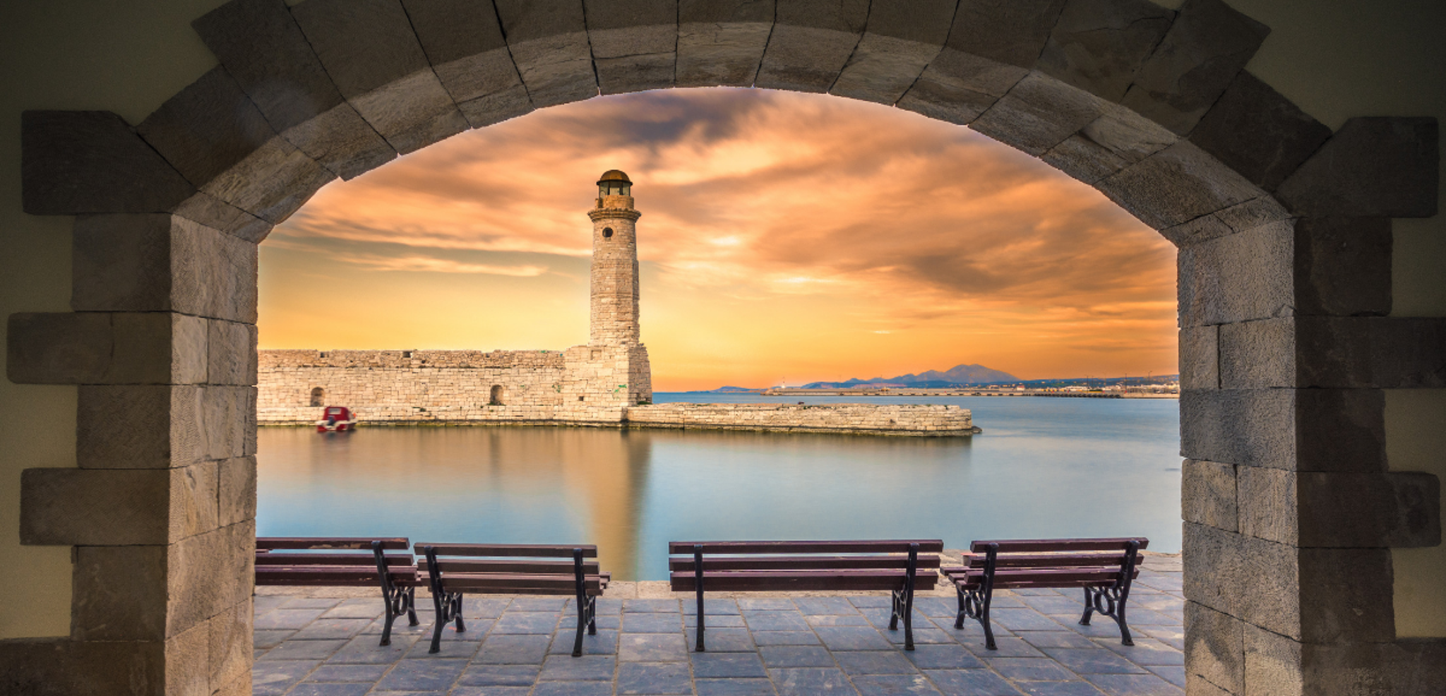 Le phare égyptien trônant fièrement dans le vieux port