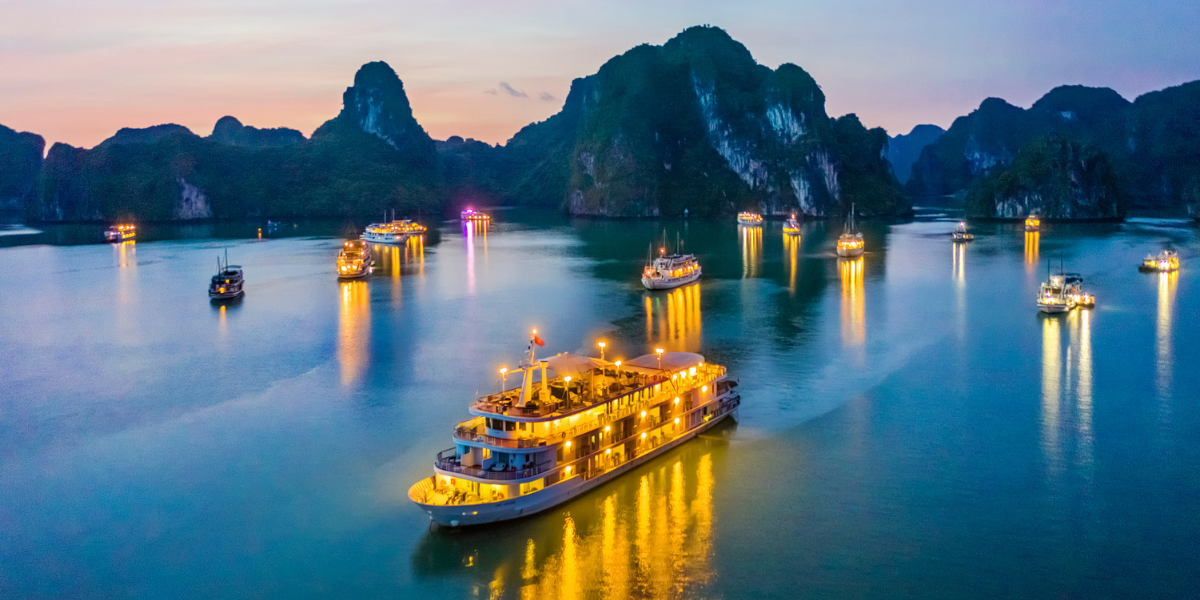 Baie d'Halong by night
