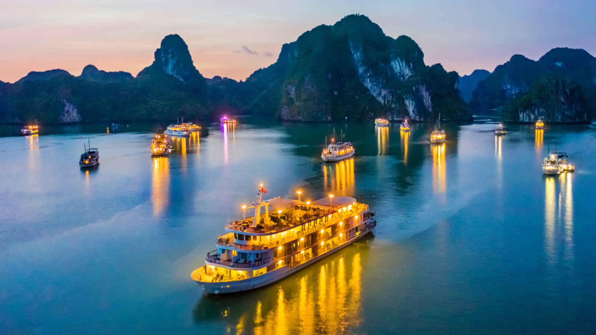Baie d'Halong by night
