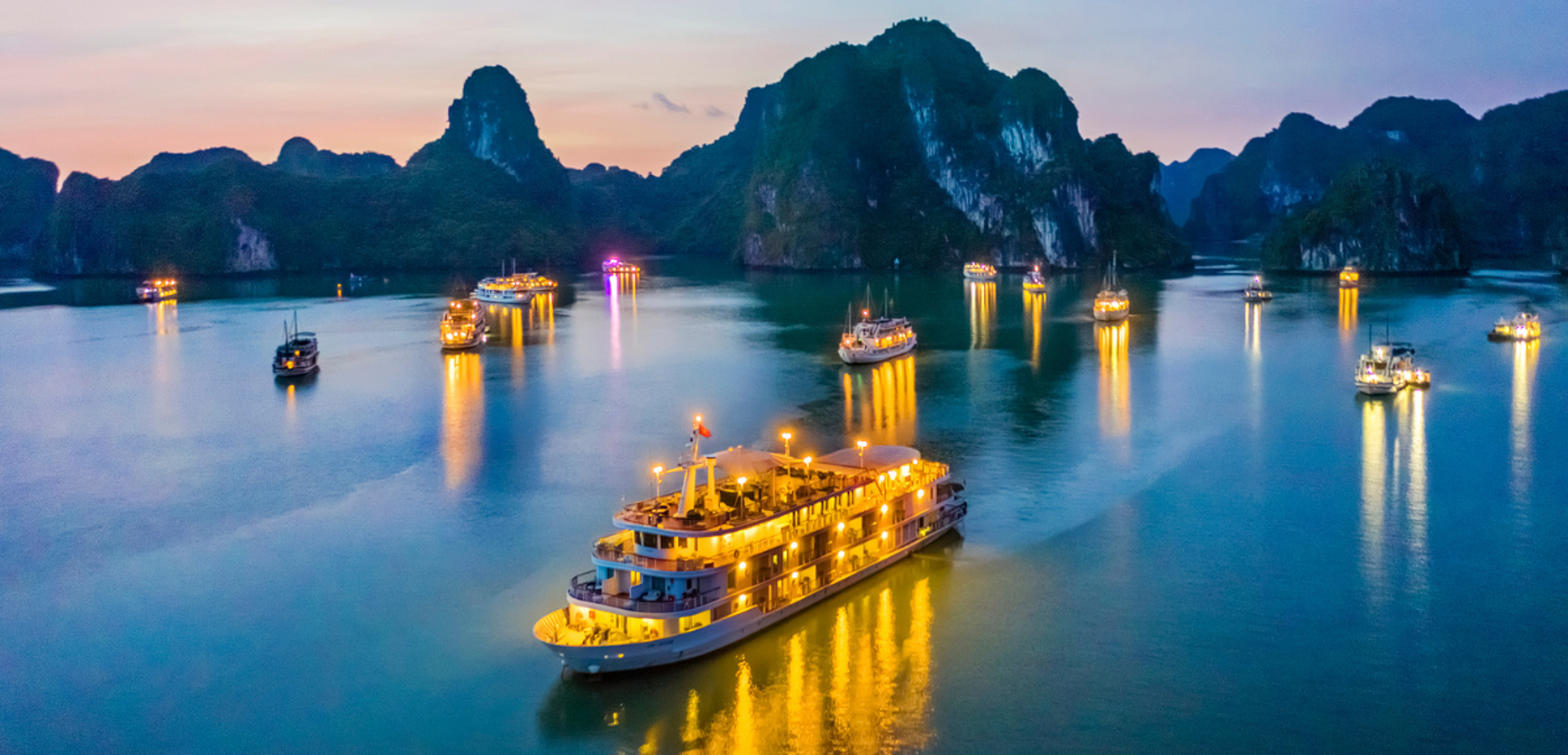 Baie d'Halong by night