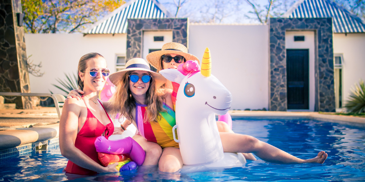 Ambiance chill et fun entre copines à la piscine ...