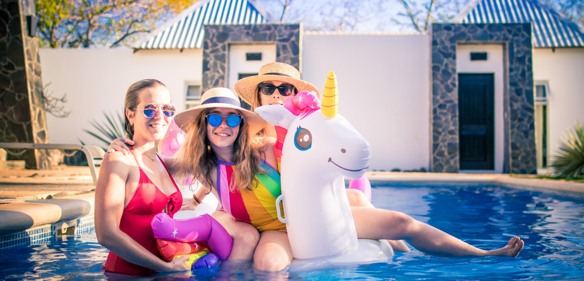 Ambiance chill et fun entre copines à la piscine ...