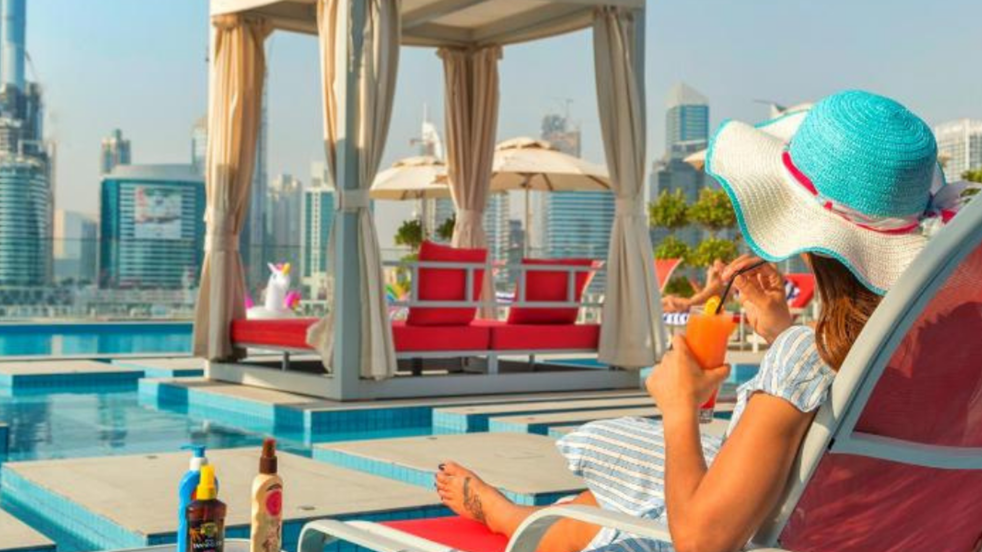 Chill à la piscine de l'hôtel