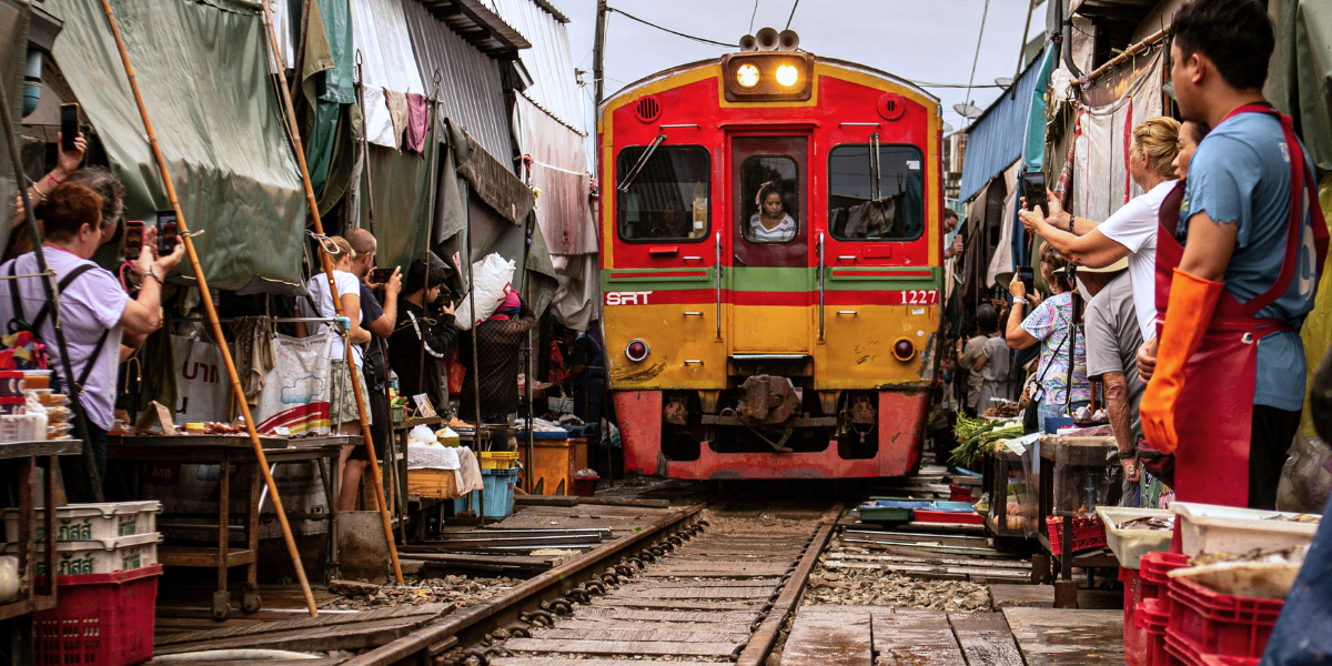 Marché de  mae klong, Bangkok, Thaïlande ©Mark de Jong / Unsplash