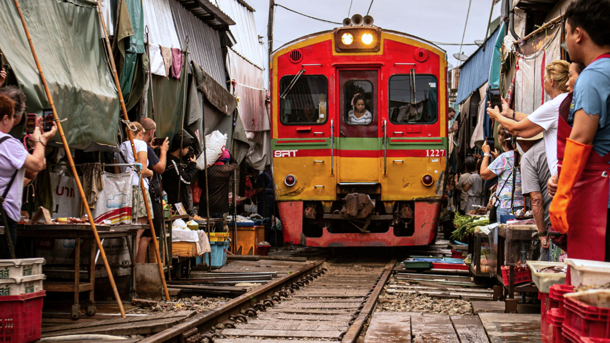 Marché de mae klong, Bangkok, Thaïlande ©Mark de Jong / Unsplash