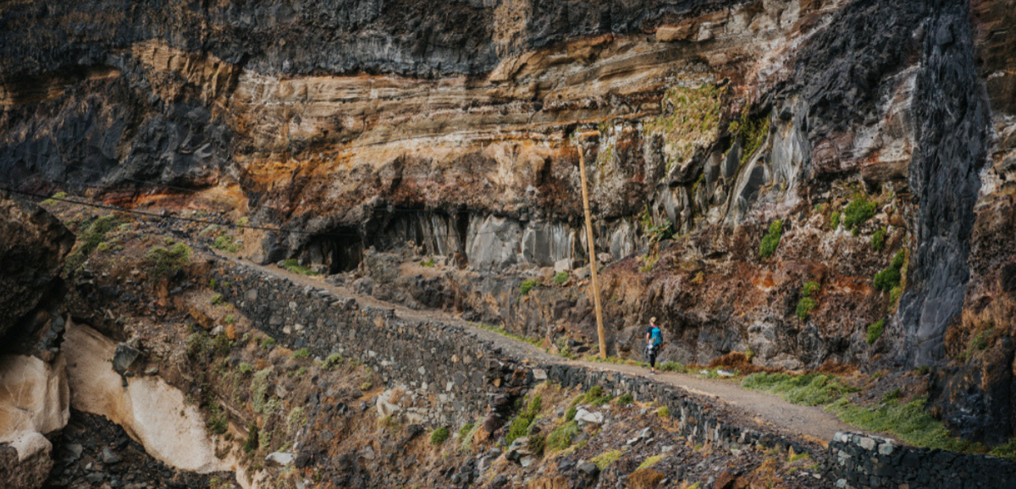 Entres cultures et roches abruptes