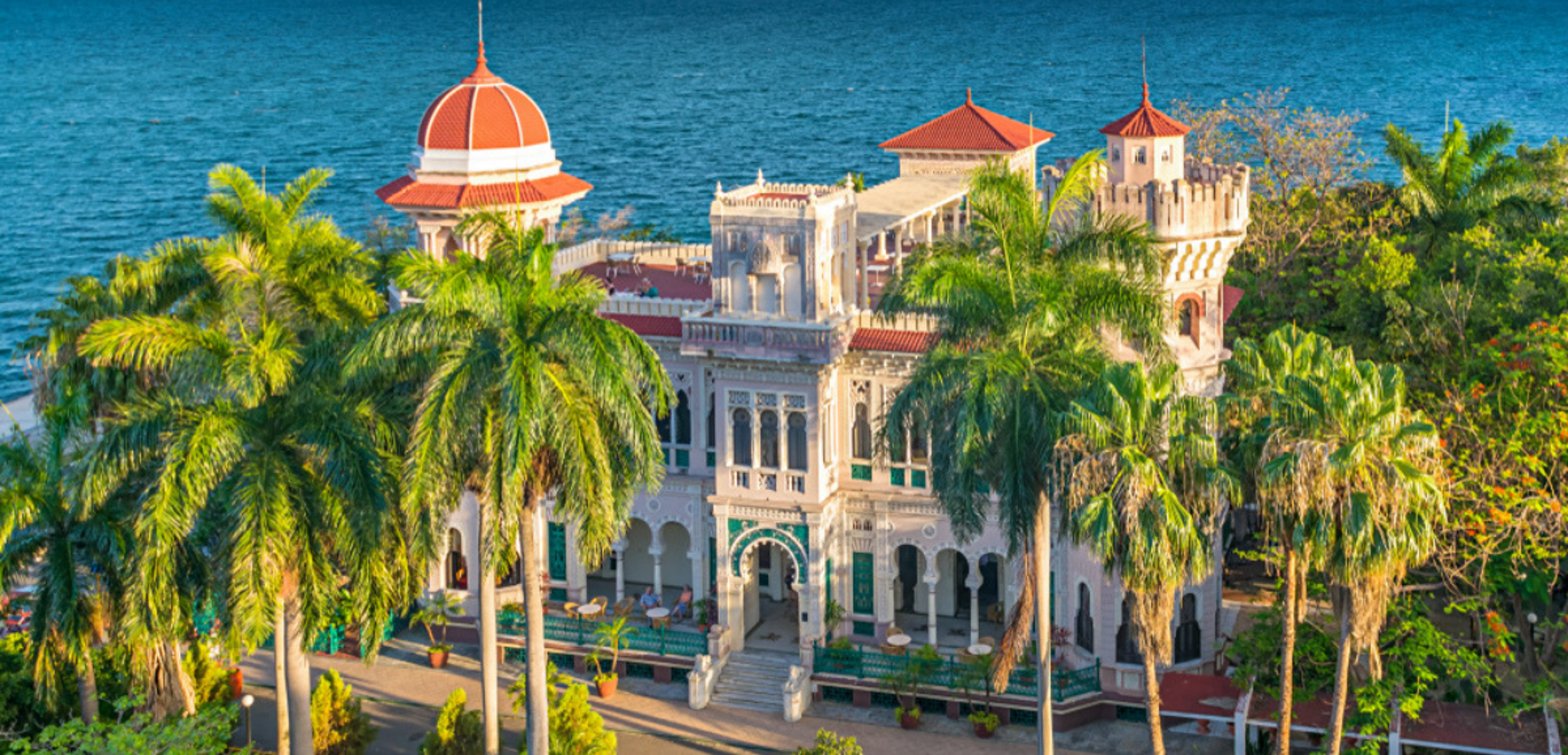 Puis vous faites route vers Cienfuegos au charme indéniable... Petit cocktail sur la terrasse de ce palais, ça vous tente ?