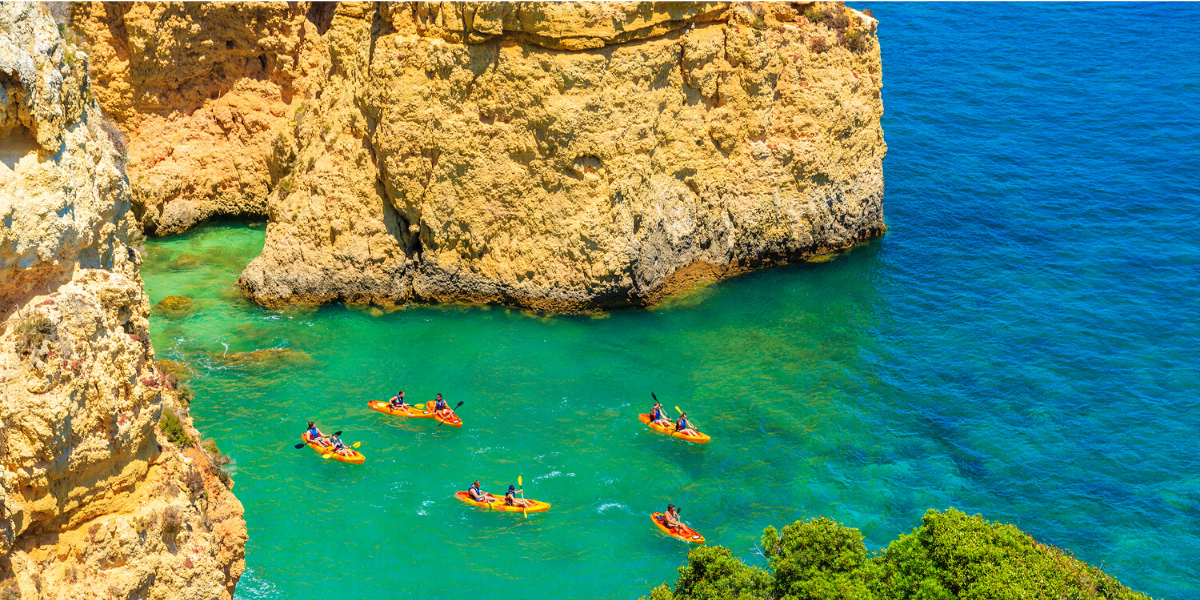 Commencez par une balade en kayak dans les eaux turquoises de la région