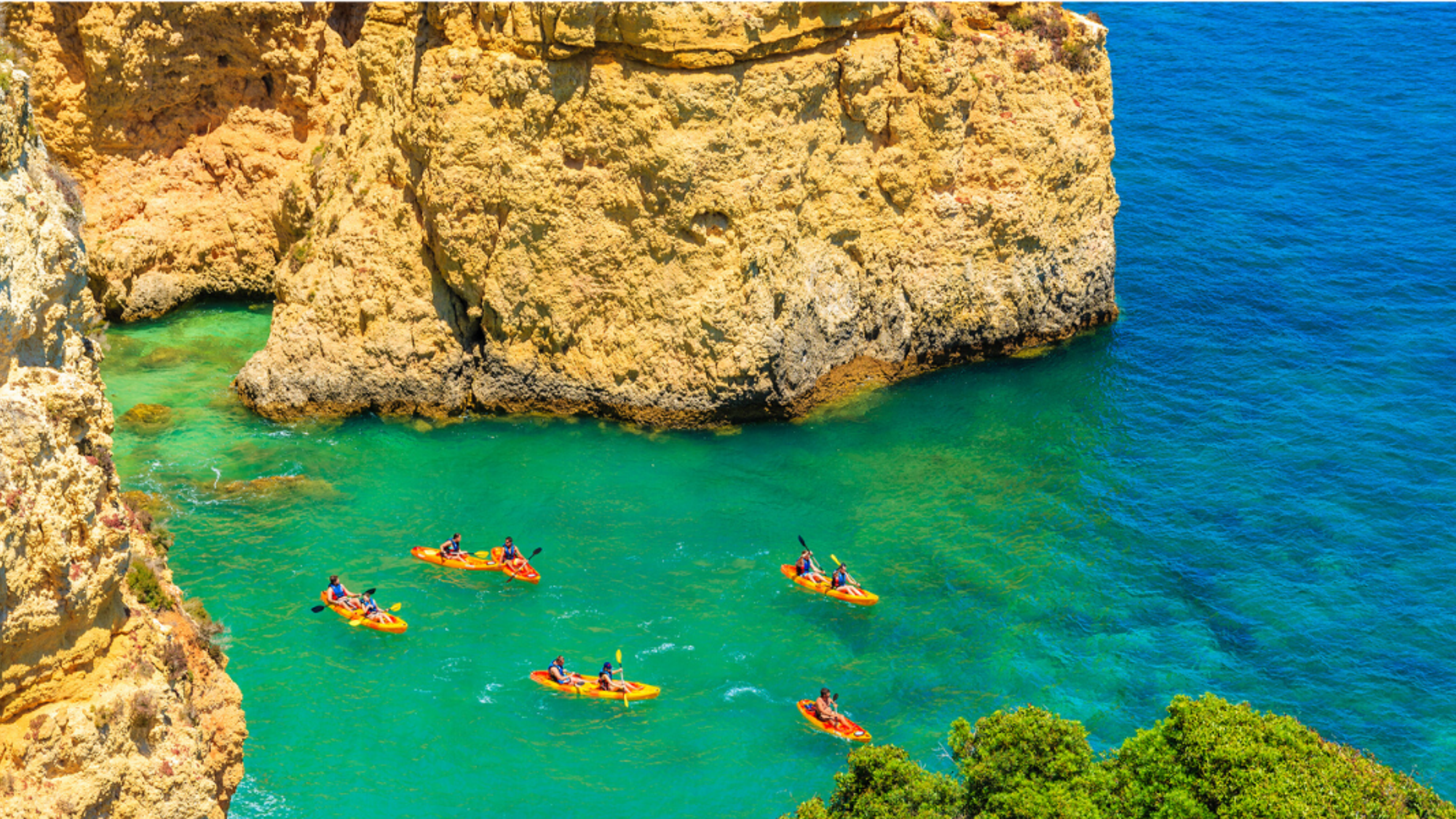 Commencez par une balade en kayak dans les eaux turquoises de la région