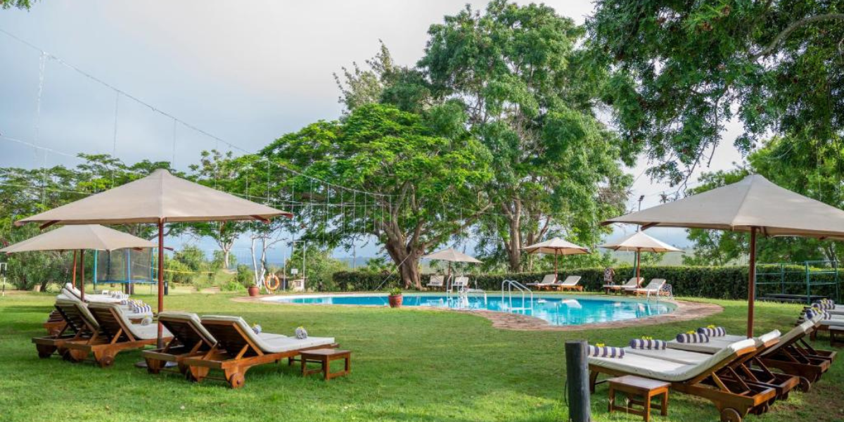 Pause fraicheur à la piscine du Taita Hills Safari Resort & Spa (ou équivalent)