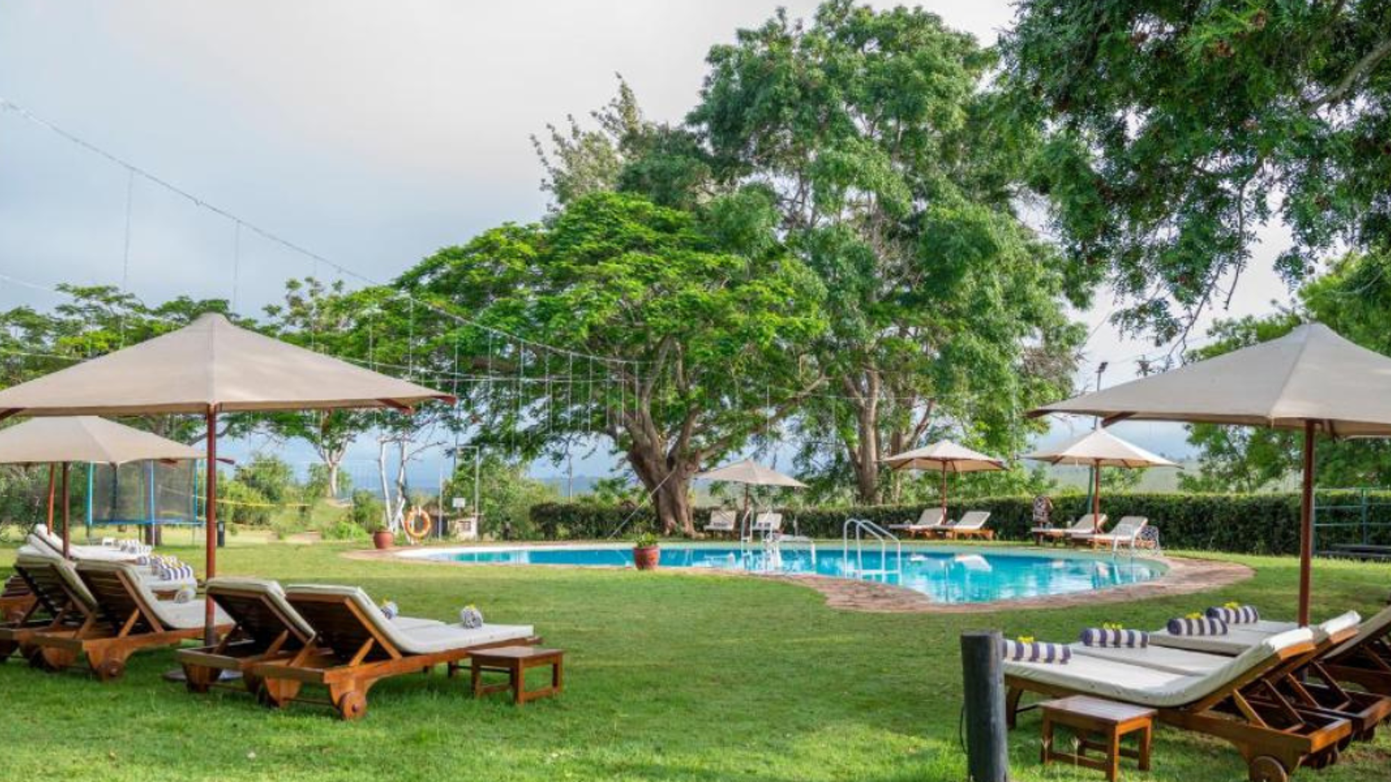 Pause fraicheur à la piscine du Taita Hills Safari Resort & Spa (ou équivalent)