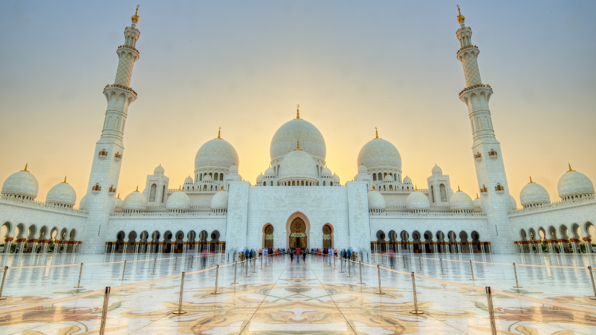 Visitez ses monuments phares comme la mosquée Sheikh Zayed