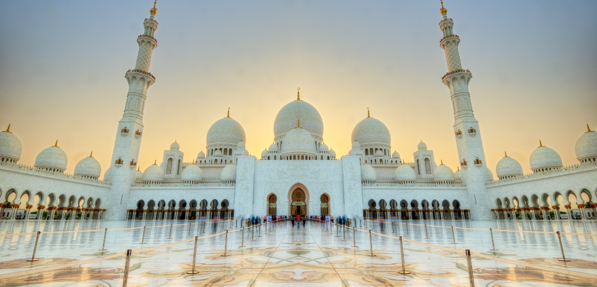 Visitez ses monuments phares comme la mosquée Sheikh Zayed