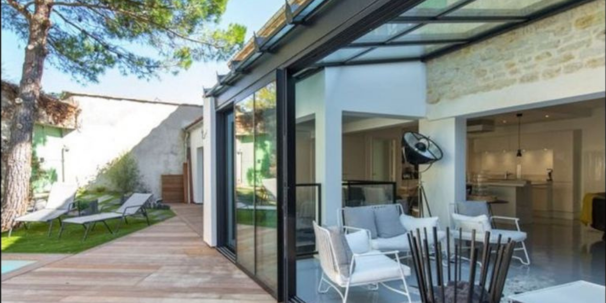 Salon d'été dans la véranda, largement ouverte sur l'extérieur