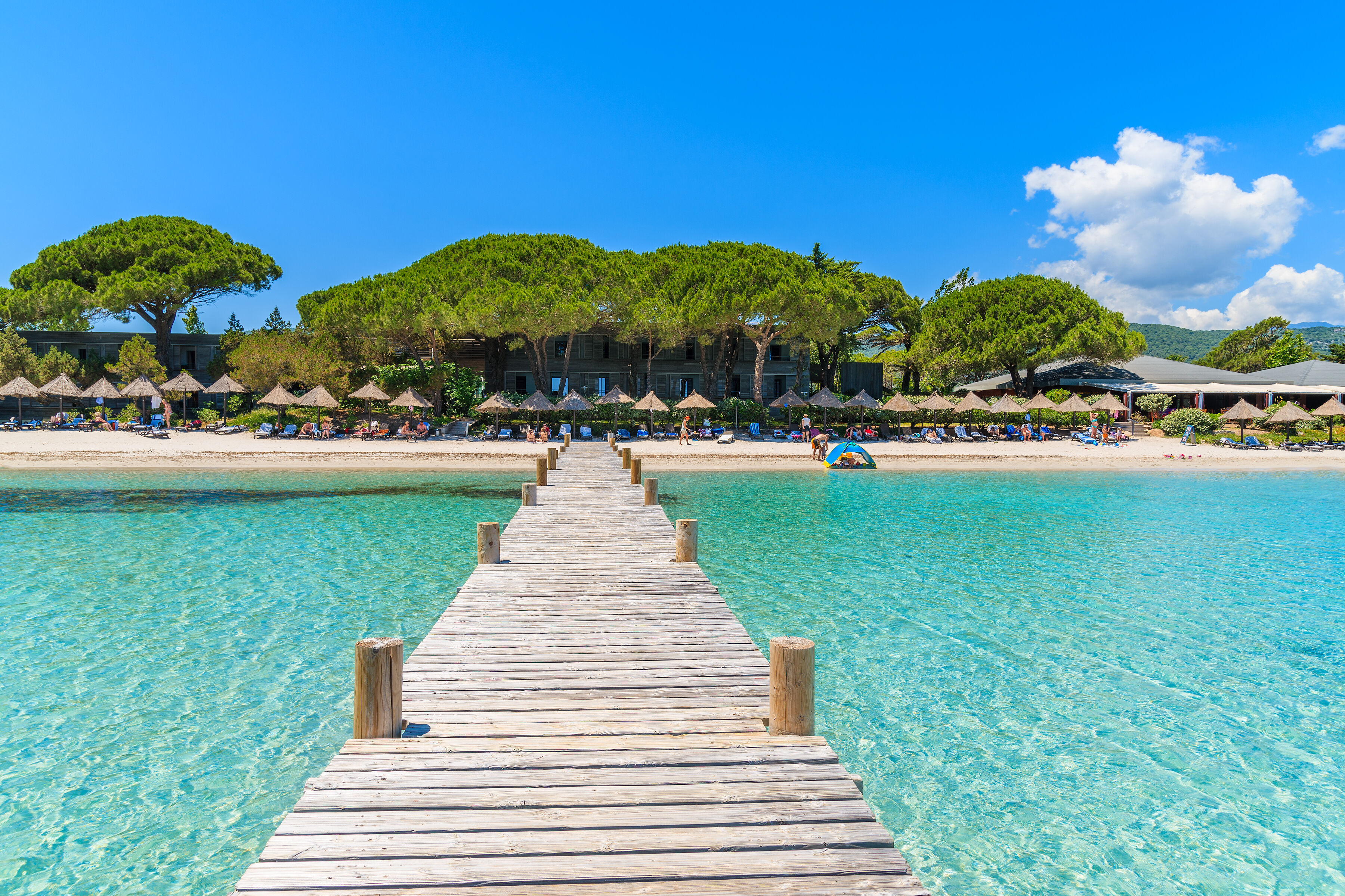 Profitez d'une journée sur la plage paradisiaque de Santa Giulia