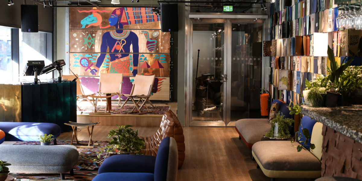 Le tout dans un boutique-hôtel à la décoration travaillée 