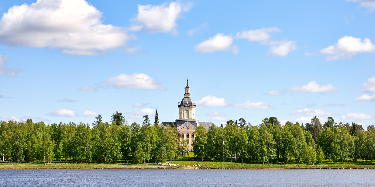 L'église Alatornio sur la rivière Tornio 