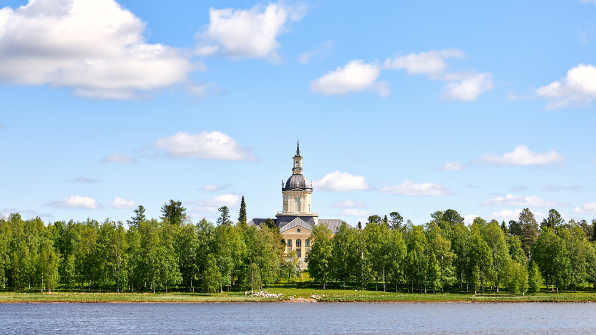 L'église Alatornio sur la rivière Tornio
