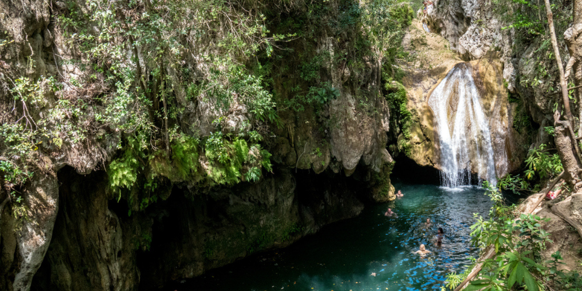 En option, randonnez dans le Parc National El Cubano, avec bain dans les cascades ! (en supplément) 