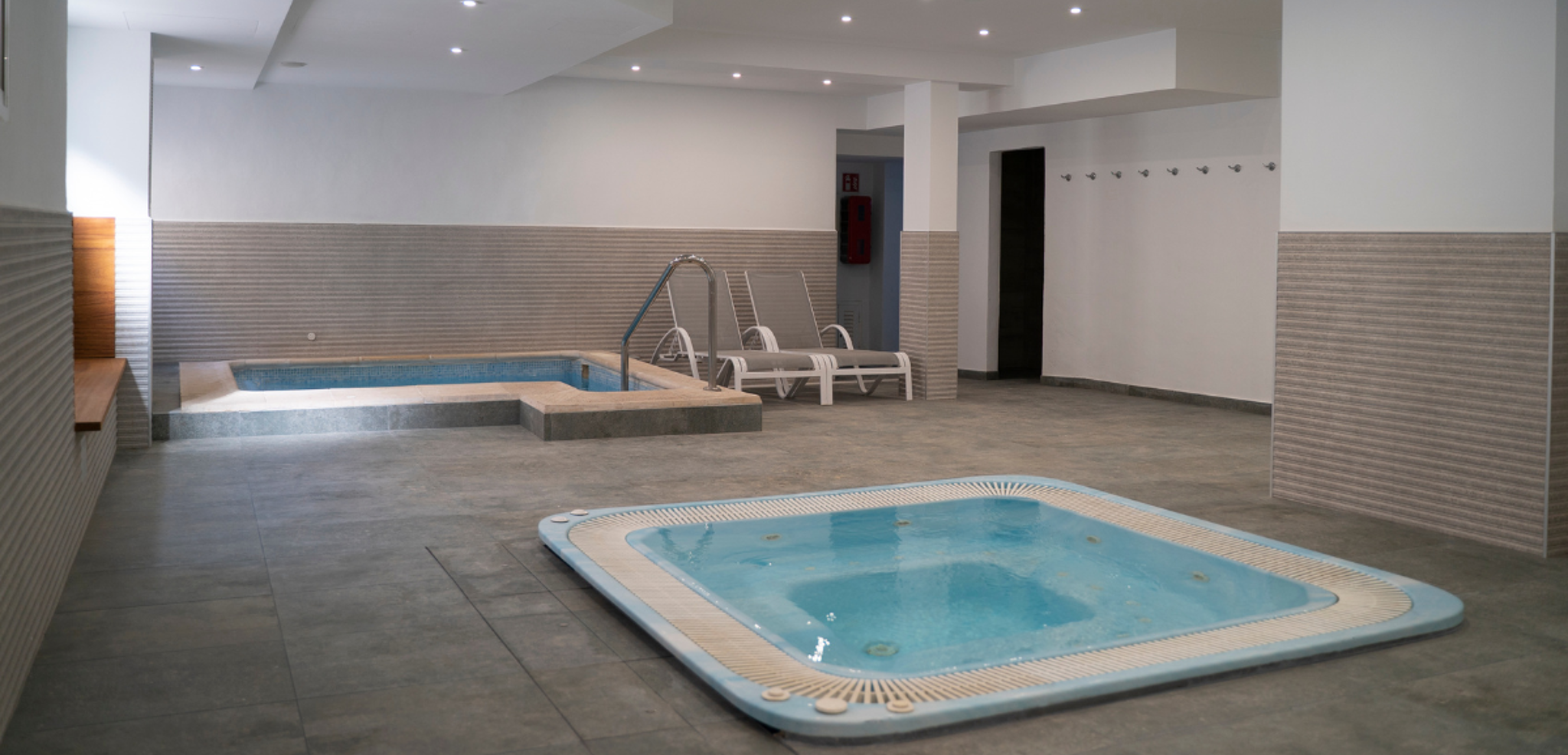 De son spa avec jacuzzi, sauna, et hammam