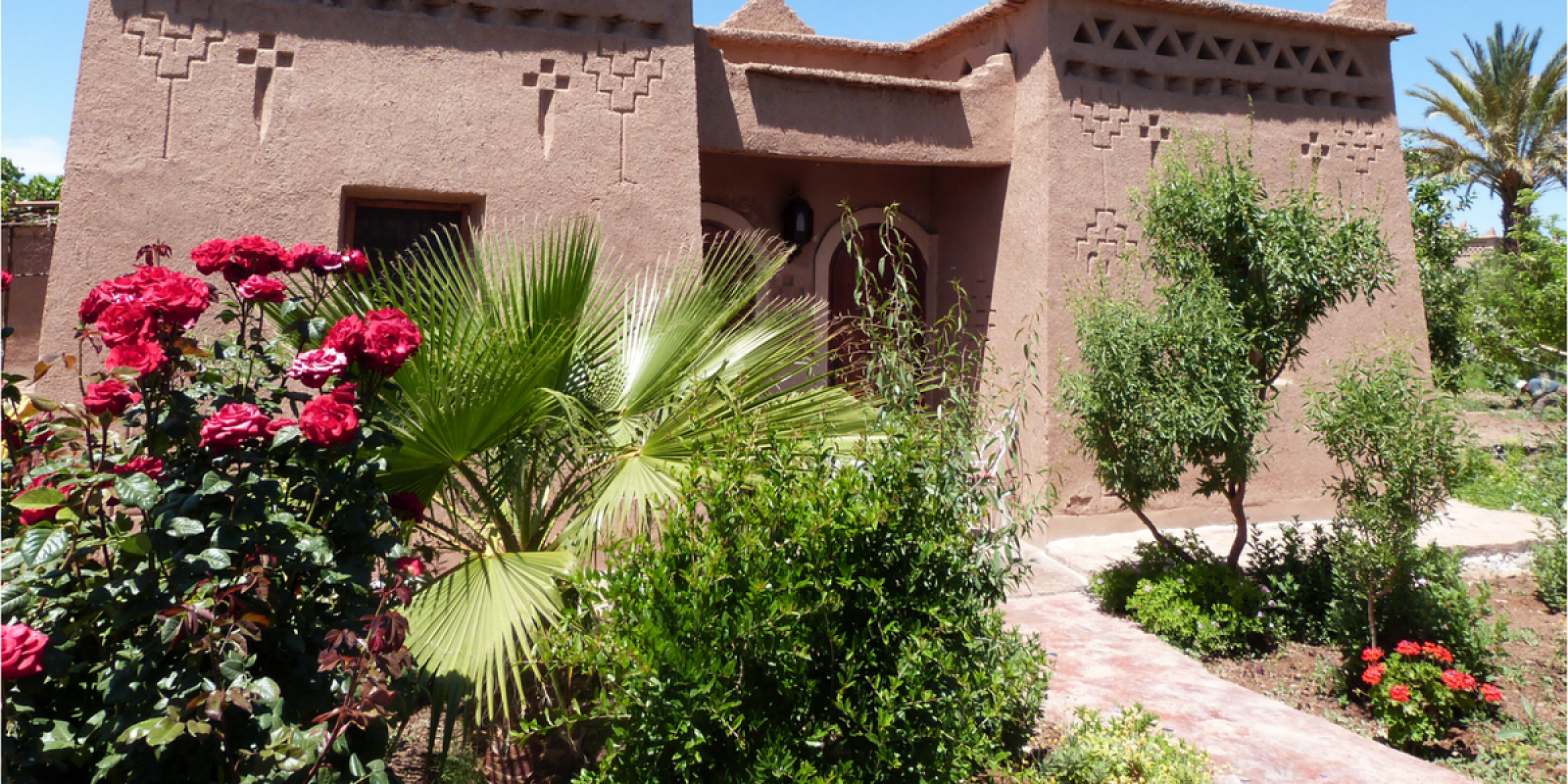 Découvrez le jardin fleuri, le potager bio et la ferme écologique