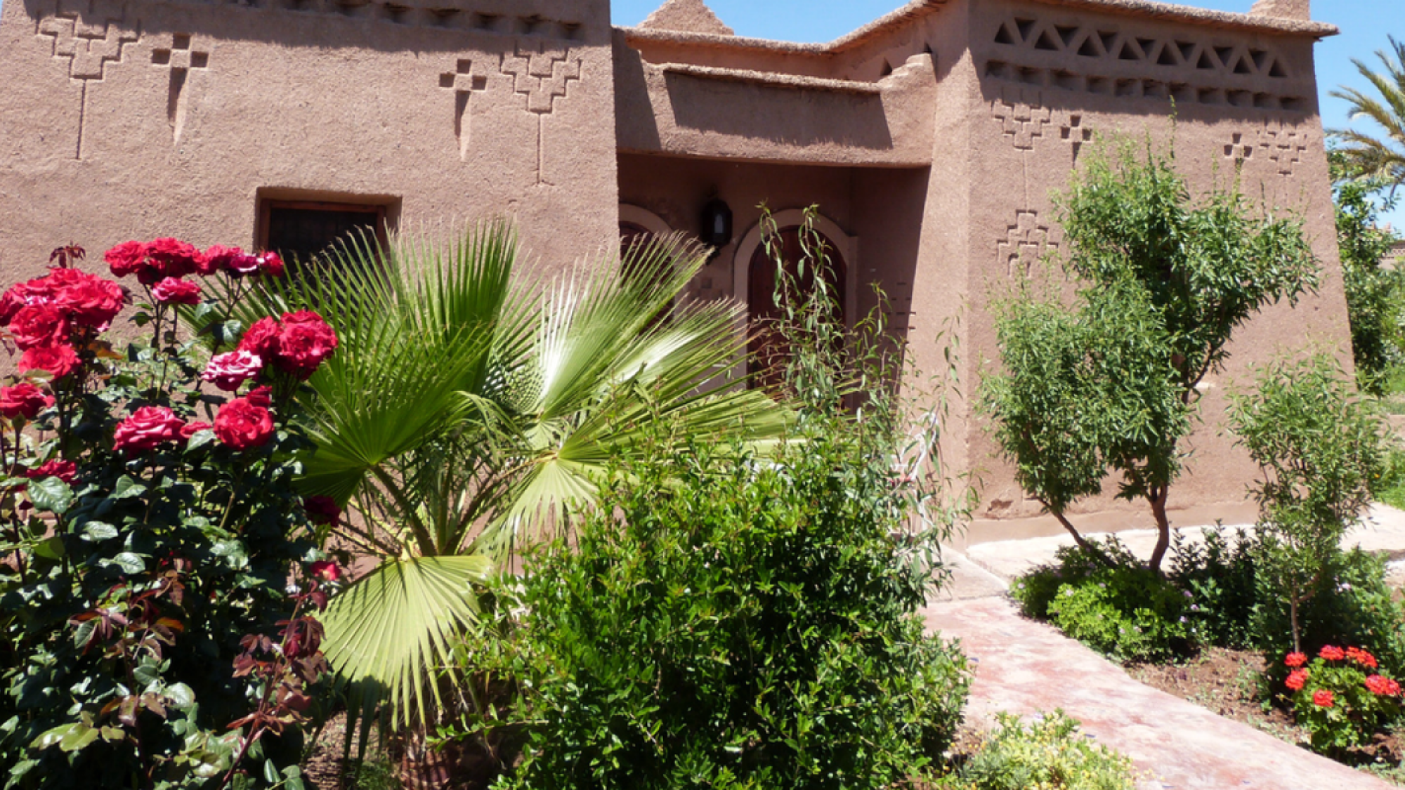 Découvrez le jardin fleuri, le potager bio et la ferme écologique