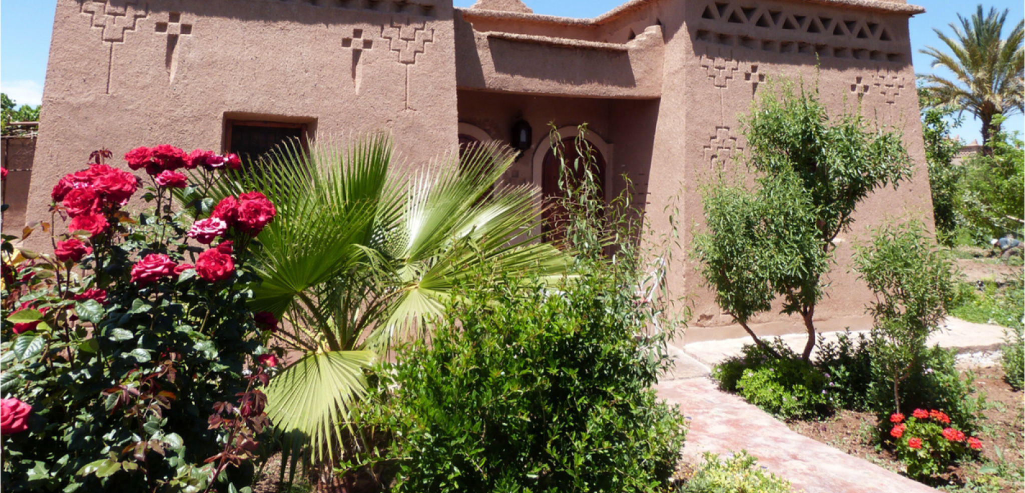 Découvrez le jardin fleuri, le potager bio et la ferme écologique