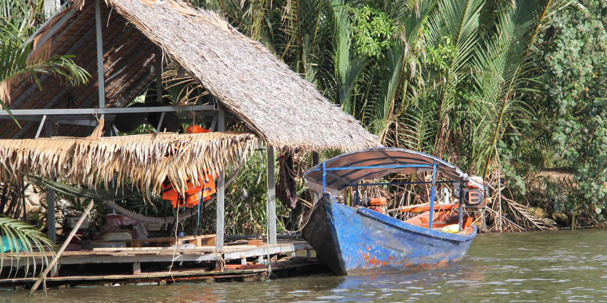 A travers la mangrove et les habitations traditionnelles