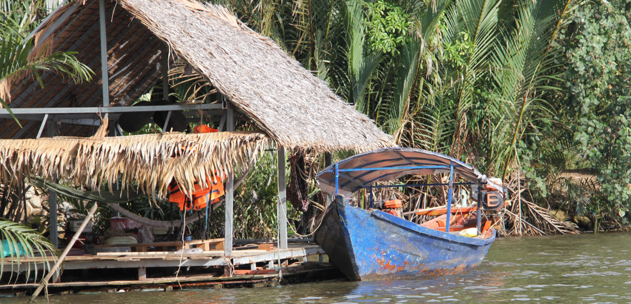 A travers la mangrove et les habitations traditionnelles