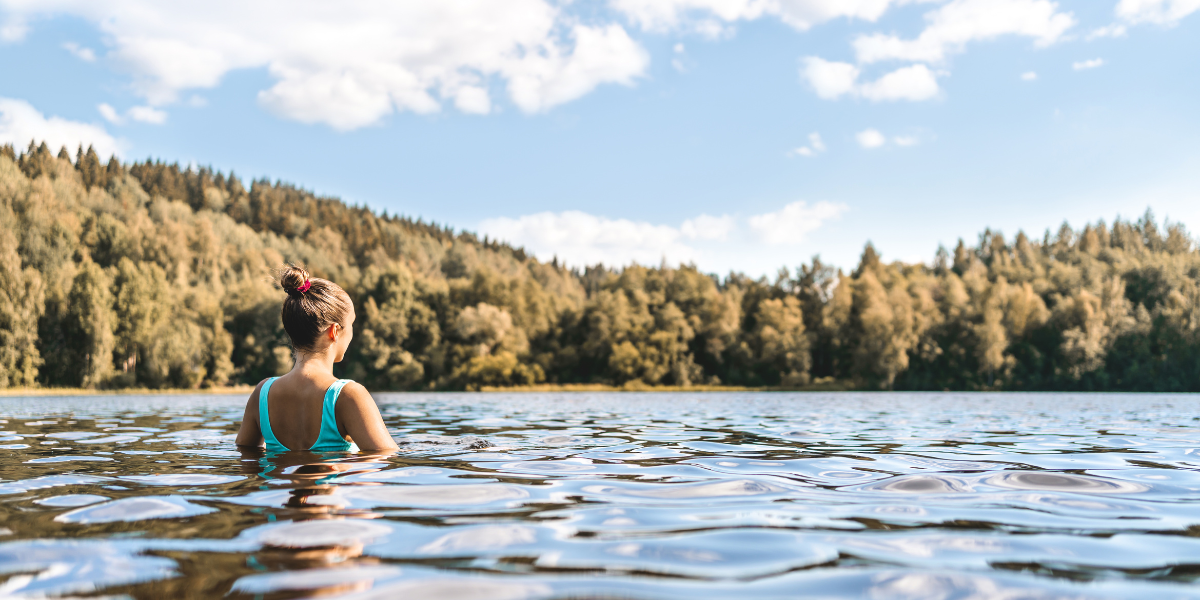 Et profitez de baignades rafraîchissantes dans le lac !  