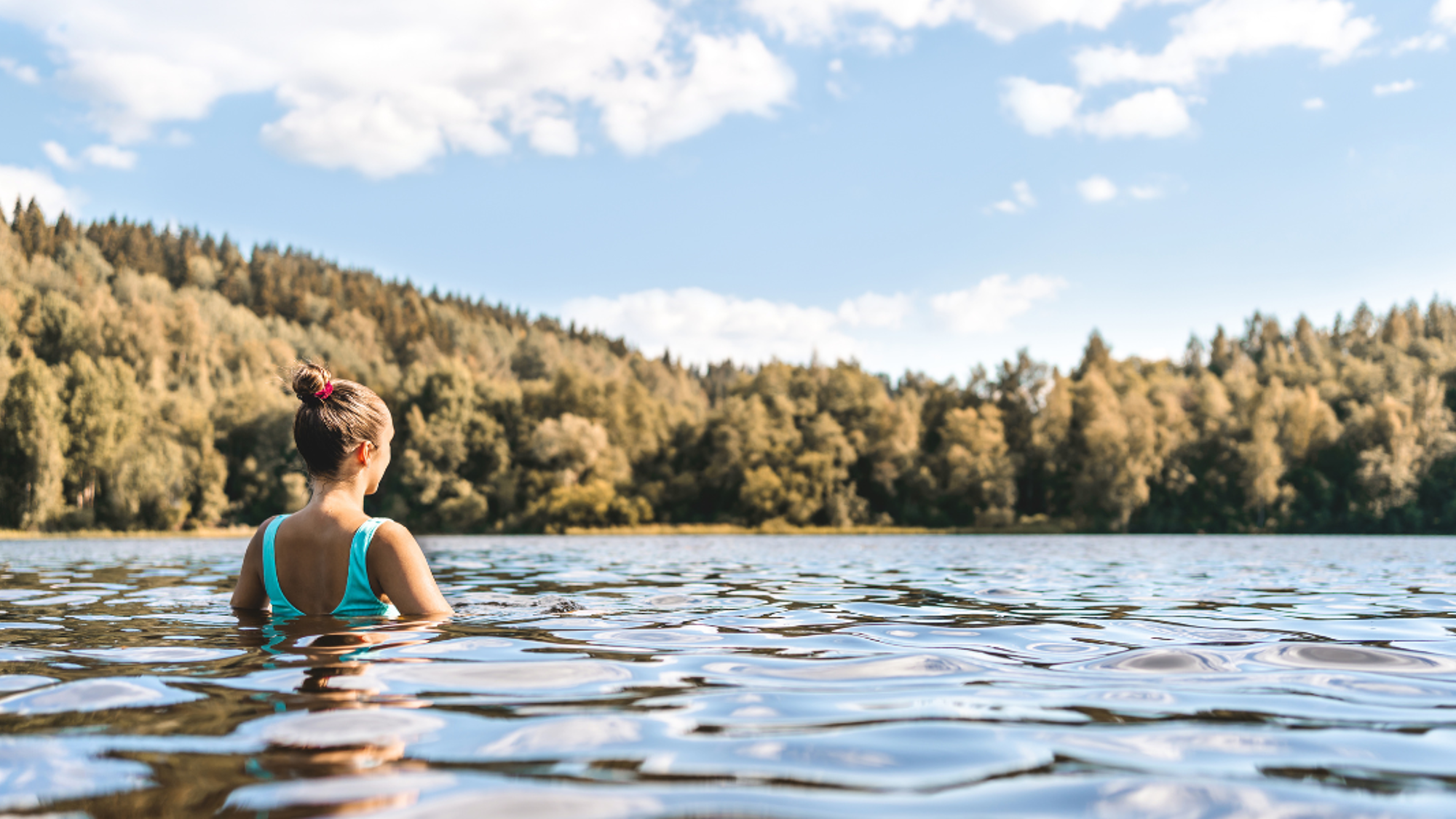 Et profitez de baignades rafraîchissantes dans le lac !
