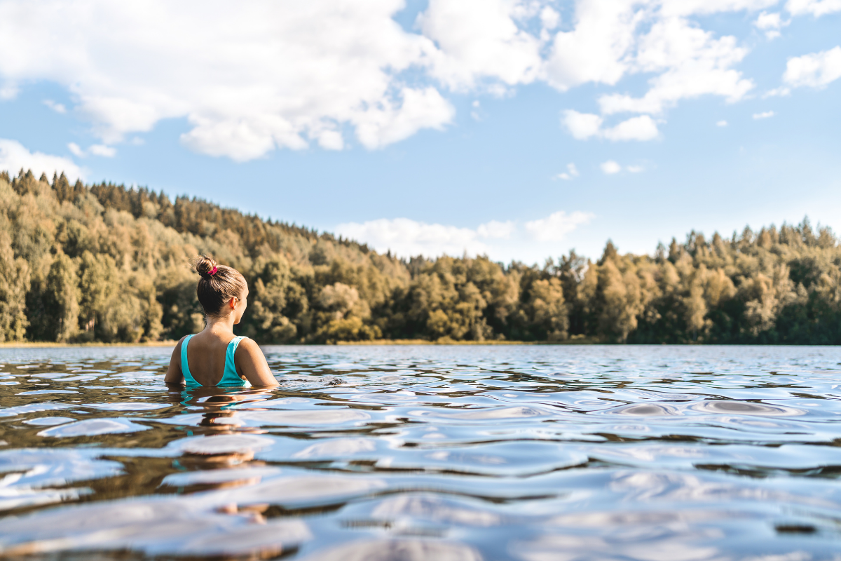 Baignade dans le lac, Finlande 