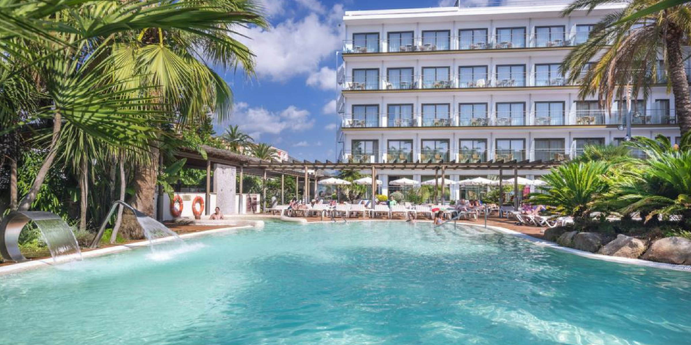 Profitez de la piscine de votre hôtel 4* (ou similaire, sous réserve de disponibilité - photo non contractuelle)...